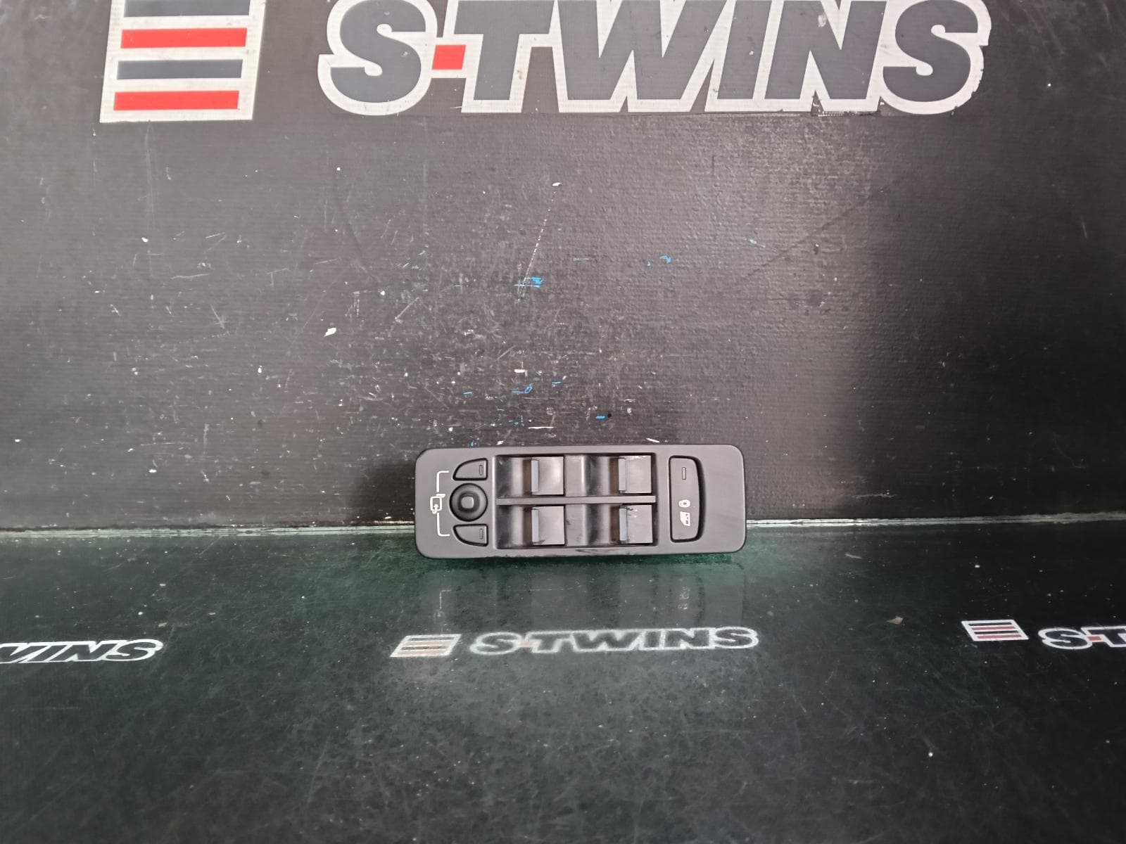 Used auto part listing image: 2017 LAND ROVER DISCOVERY SPORT PWR DR WIND SWITCH RH FRONT (MASTER SWITCH), L550, 01/15- 0000408683