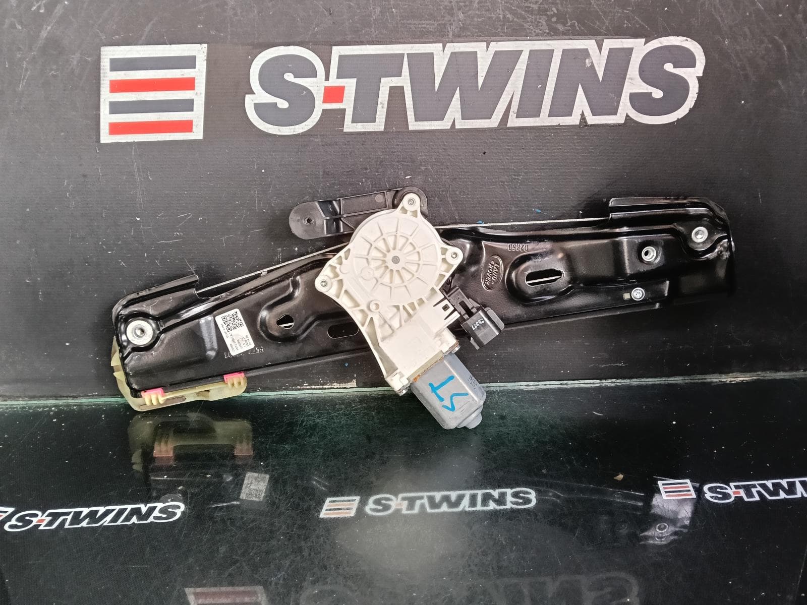 Used auto part listing image: 2017 LAND ROVER DISCOVERY SPORT LEFT REAR WND REG MOTOR L550, 01/15- 0000408686