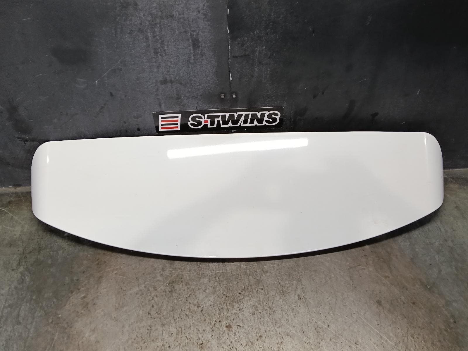 Used auto part listing image: 2017 LAND ROVER DISCOVERY SPORT REAR SPOILER L550, 01/15- 0000408676