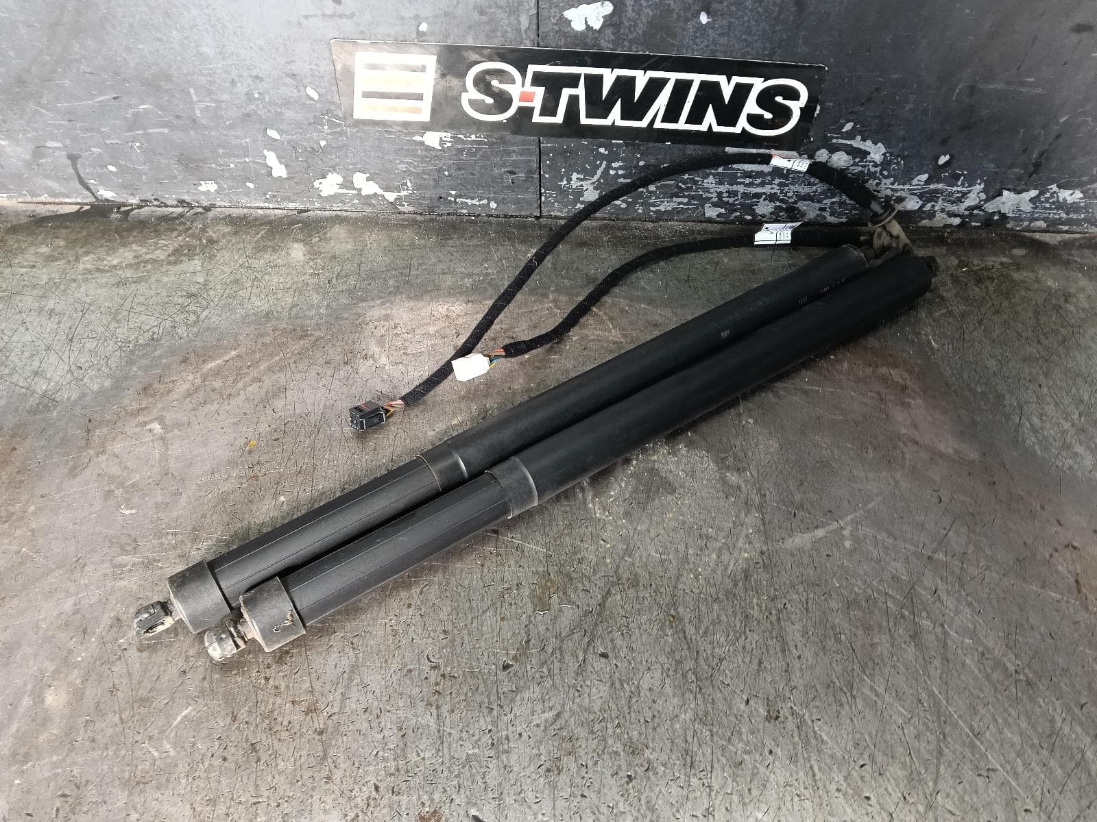 Used auto part listing image: 2017 LAND ROVER DISCOVERY SPORT HATCH STRUT TAILGATE STRUTS (PAIR), L550, W/ POWER LIFTGATE, 01/15-06/19 0000408696