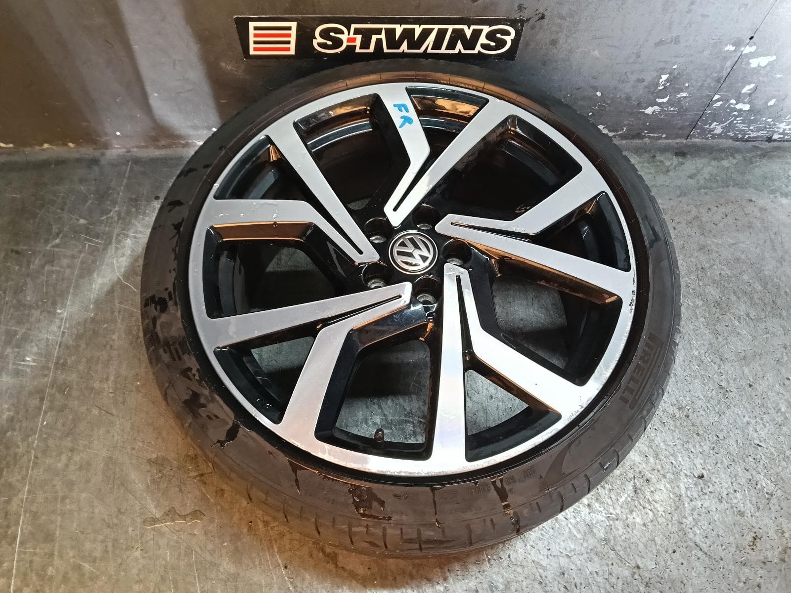 Used auto part listing image: 2019 VOLKSWAGEN POLO WHEEL MAG FACTORY, 18X7.5IN, 5 Y SPOKE, BI-COLOUR, AW, 08/18-01/22 0000410561