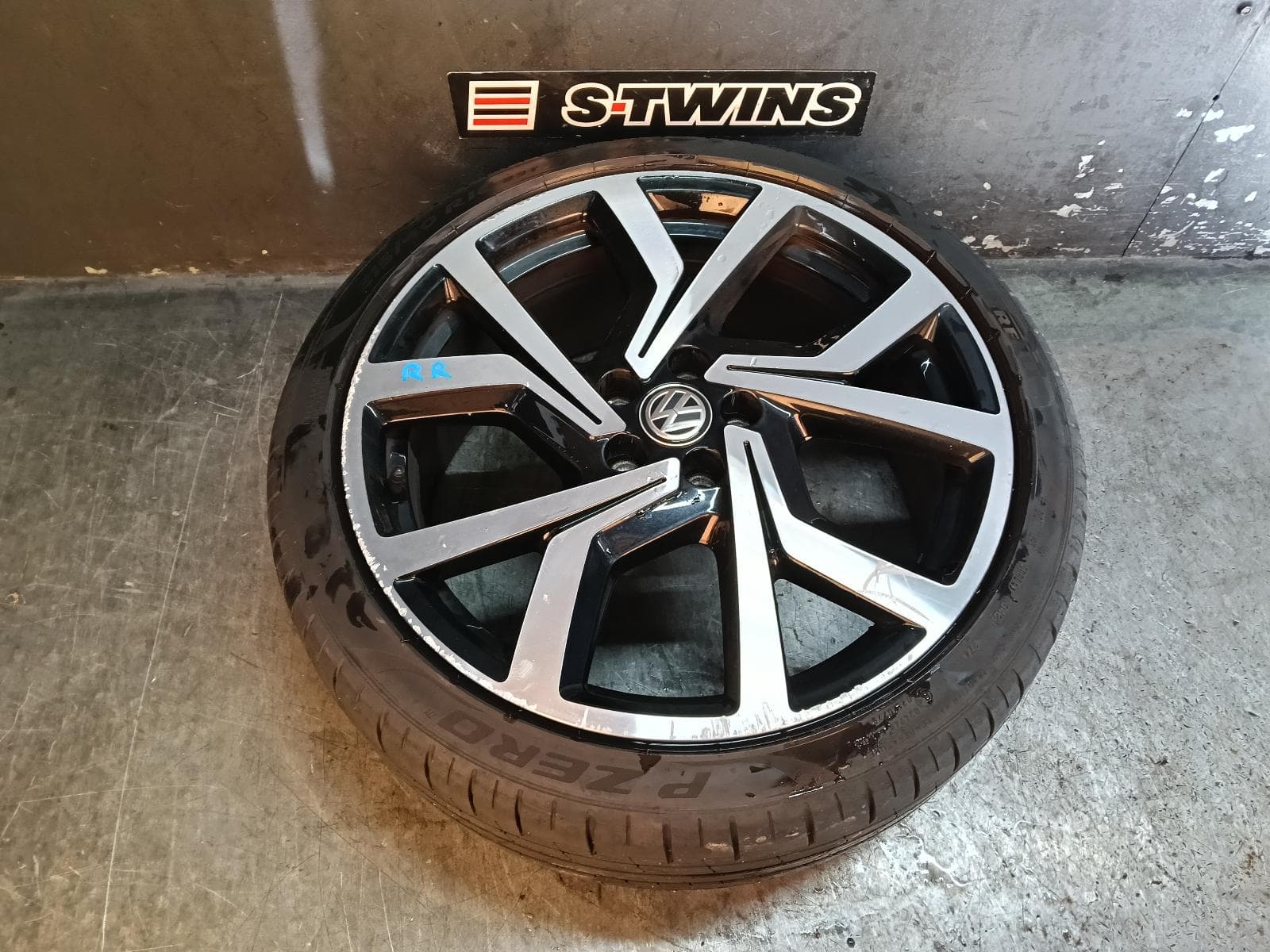 Used auto part listing image: 2019 VOLKSWAGEN POLO WHEEL MAG FACTORY, 18X7.5IN, 5 Y SPOKE, BI-COLOUR, AW, 08/18-01/22 0000410562