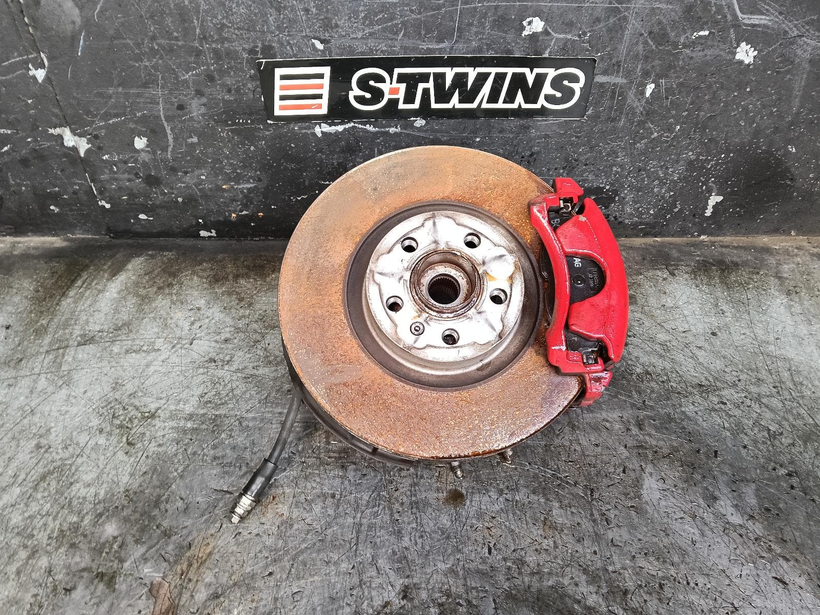 Used auto part listing image: 2019 VOLKSWAGEN POLO RIGHT FRONT HUB ASSEMBLY AW-AE, GTi, 08/18- 0000410738