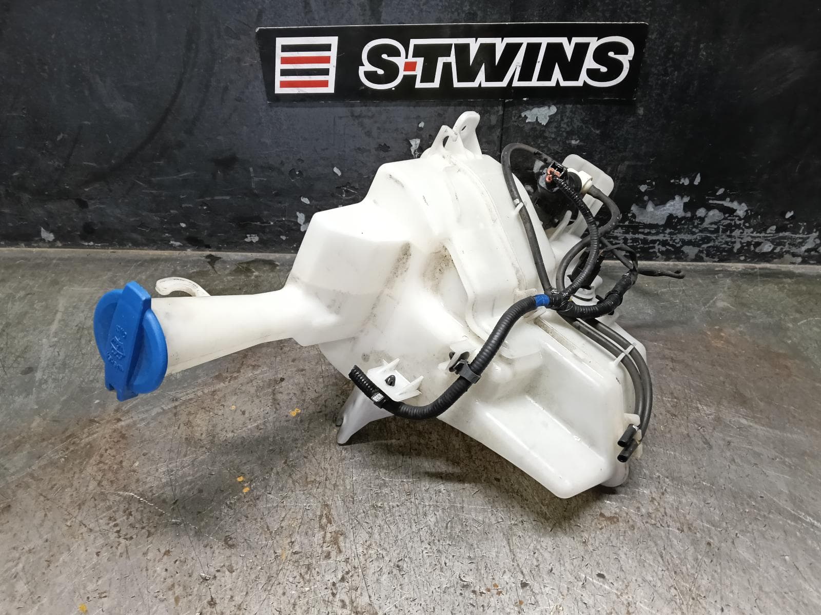 Used auto part listing image: 2018 HYUNDAI I30 WASHER BOTTLE PD, HATCH (S. KOREA VIN KMHH), 03/17-12/23 0000403805