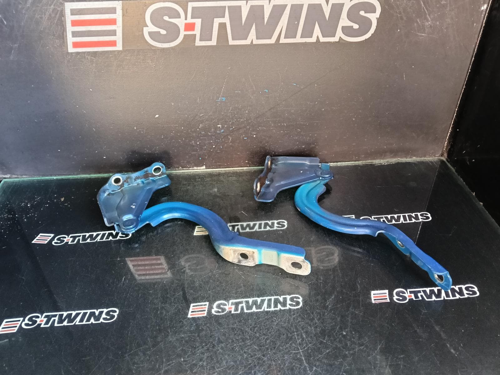 Used auto part listing image: 2018 HYUNDAI I30 BONNET HINGE STRUT HINGES (PAIR), PD, 03/17- 0000403807