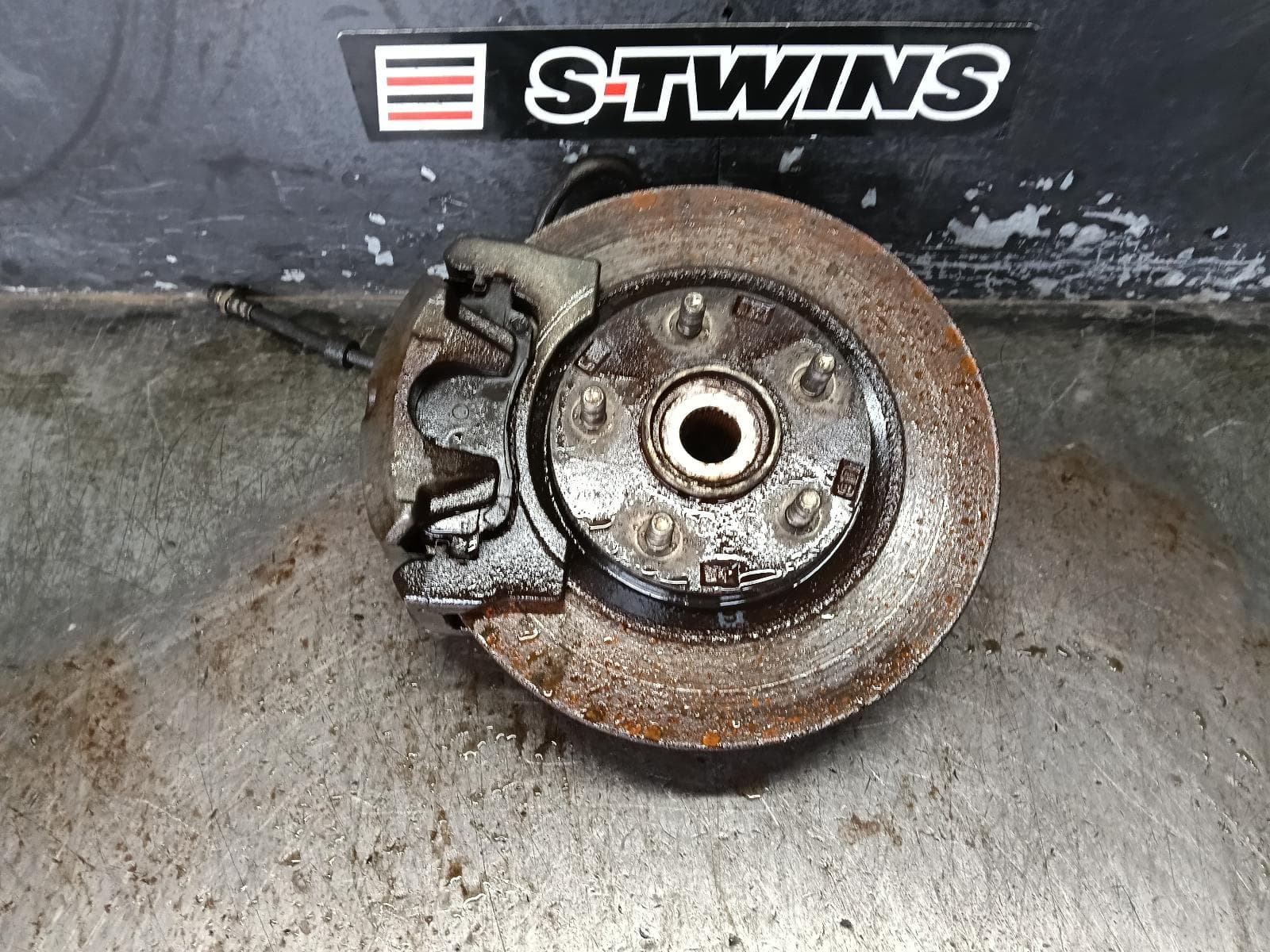Used auto part listing image: 2012 MITSUBISHI LANCER LEFT FRONT HUB ASSEMBLY CJ-CF, 07/07-12/17 0000403621