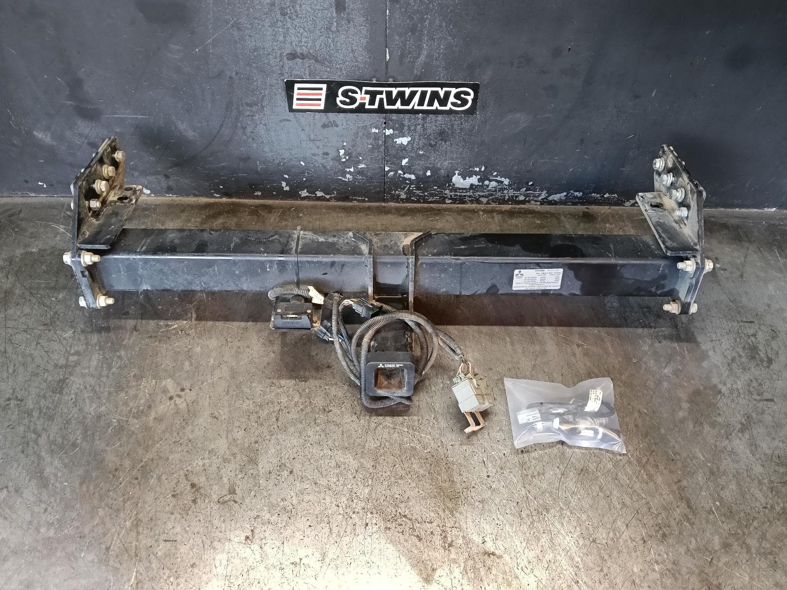 Used auto part listing image: 2022 MITSUBISHI TRITON TOWBAR MR, 2WD/4WD, NON REAR STEP TYPE, 11/18-10/23 0000404868