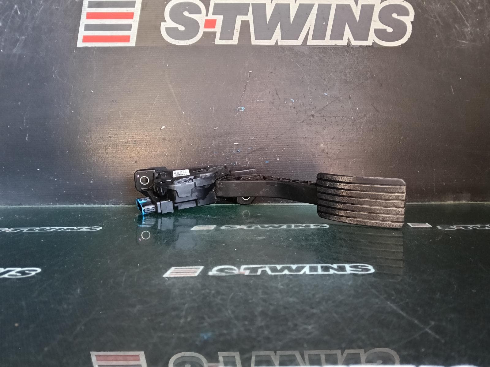 Used auto part listing image: 2022 MITSUBISHI TRITON PEDAL ASSEMBLY MQ-MR, ACCELERATOR PEDAL, DIESEL, 2.4, 4N15, 03/15-10/23 0000404878