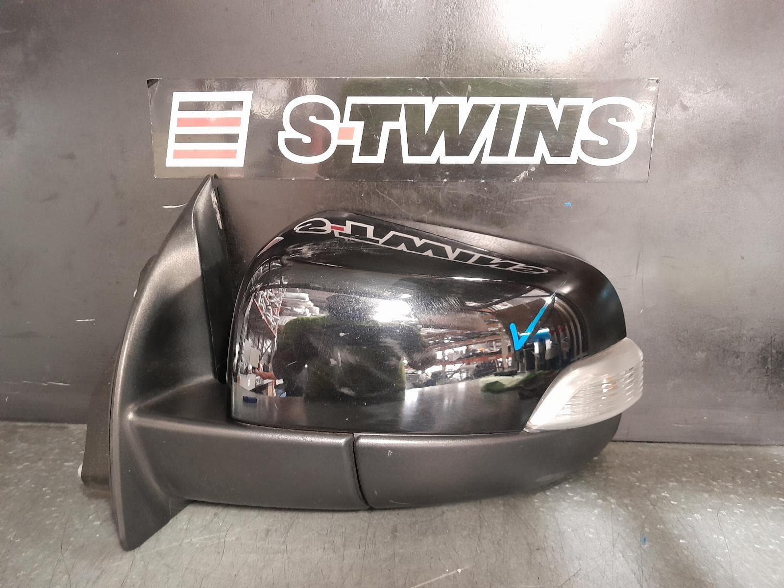 Used auto part listing image: 2019 FORD RANGER LEFT DOOR MIRROR FX4, GLOSS BLACK, POWER FOLD, W/ INDICATOR, NON PUDDLE LAMP TYPE, PX SERIES 2-3, 06/15-04/22 0000366897