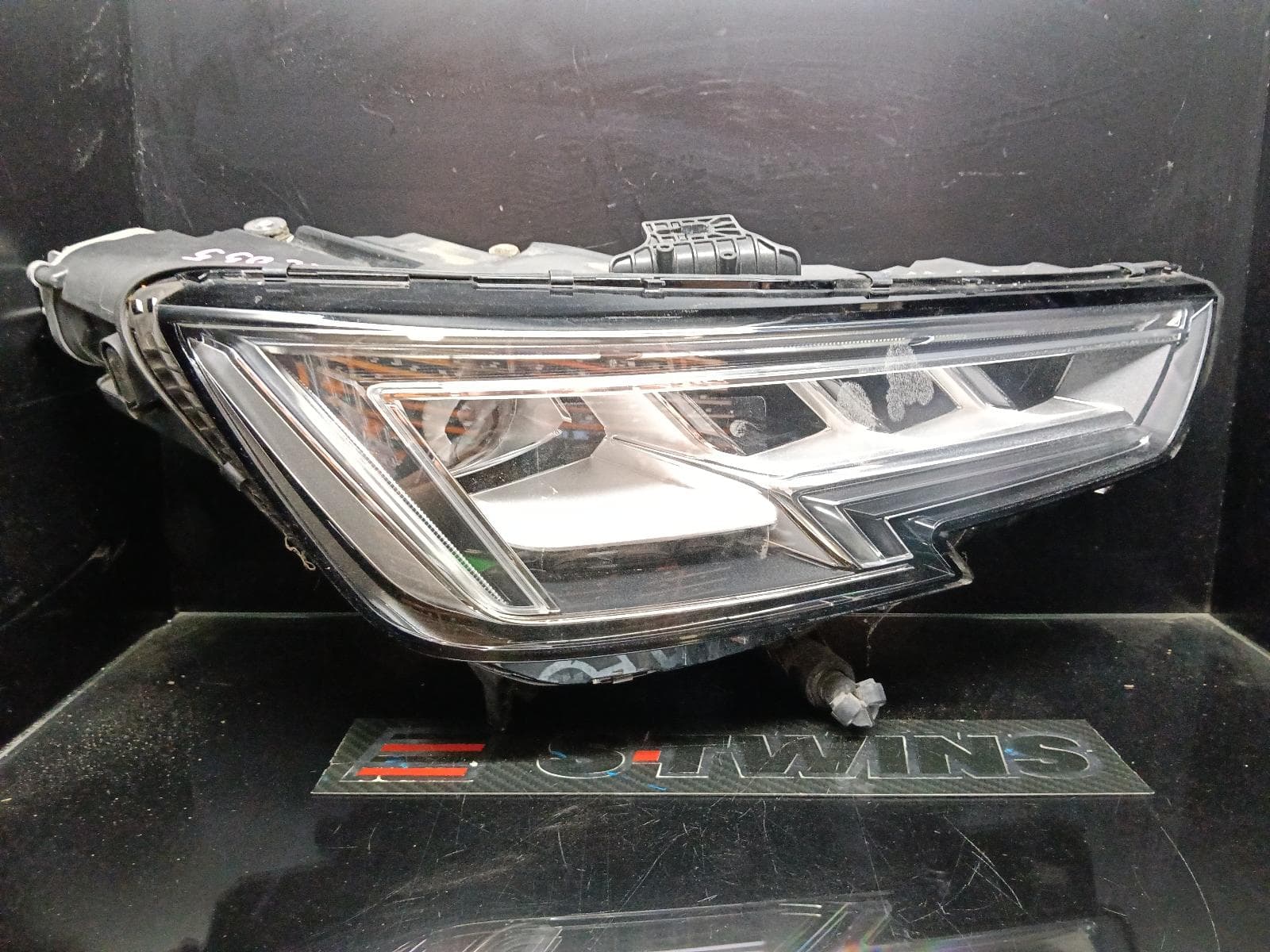 Used auto part listing image: 2019 AUDI A4 RIGHT HEADLAMP B9 8W, W/ MATRIX TYPE, 10/15-11/20 0000403395