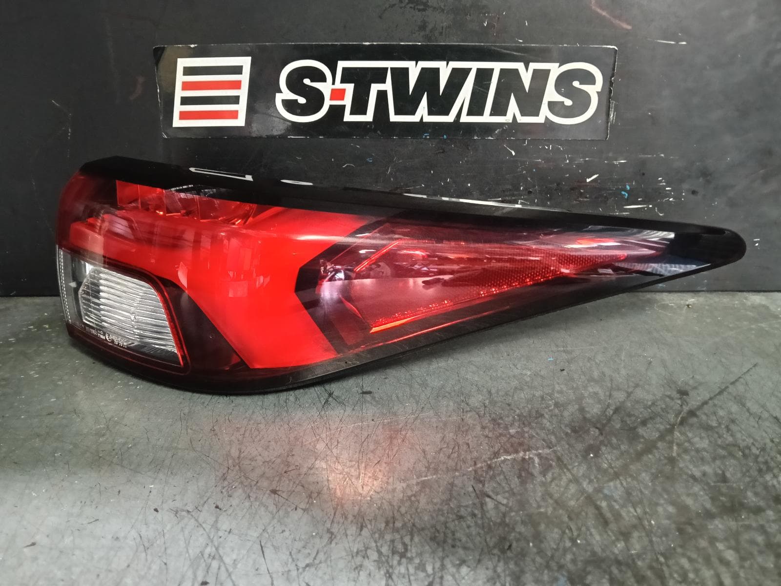 Used auto part listing image: 2023 MITSUBISHI OUTLANDER RIGHT TAILLIGHT ZM, IN BODY, W/ LED TYPE, 08/21-03/25 0000399100