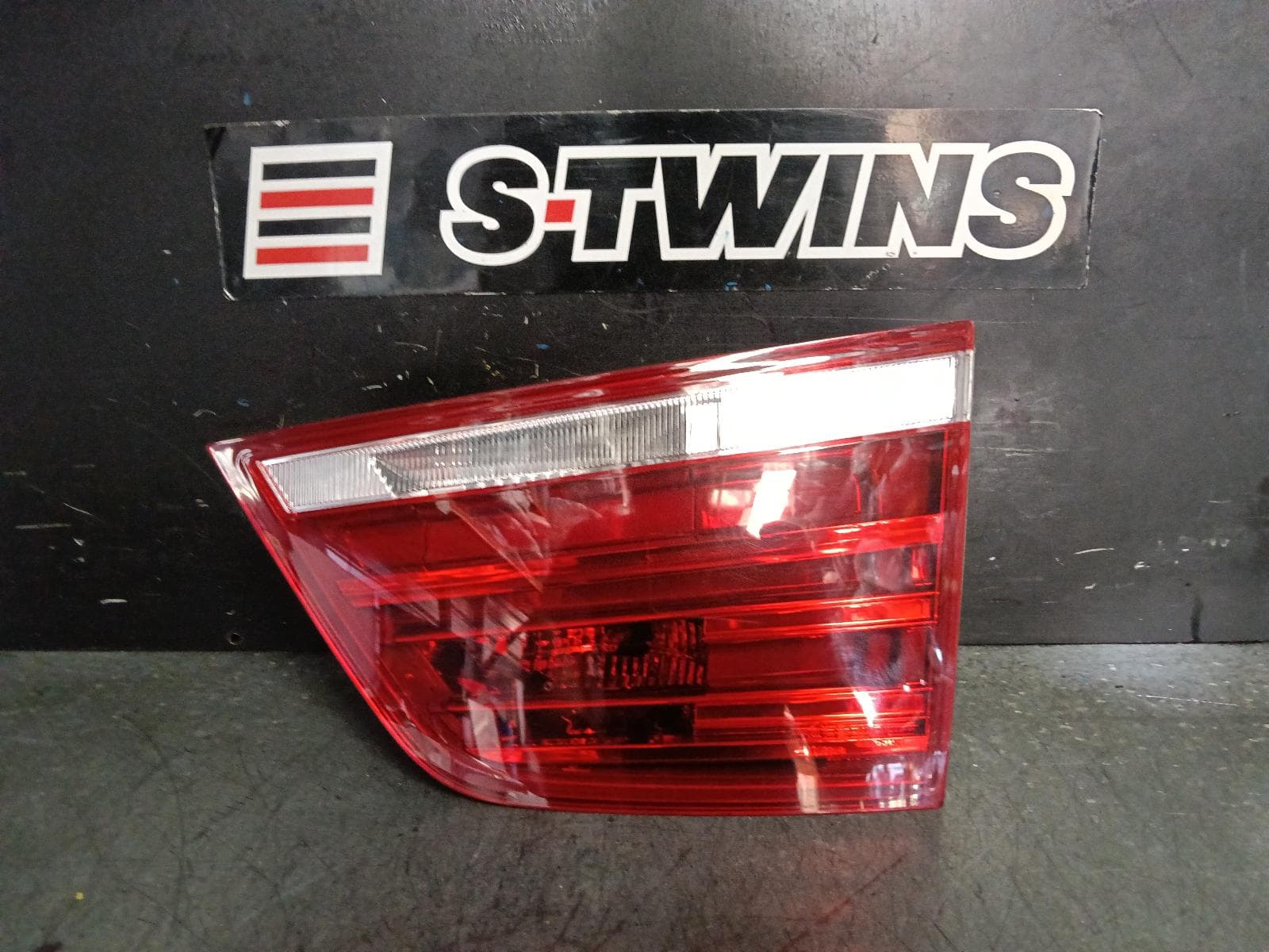 Used auto part listing image: 2013 BMW X3 REAR GARNISH TAILGATE LAMP (RH SIDE), F25, NON LED TYPE, 12/10-07/17 0000394259