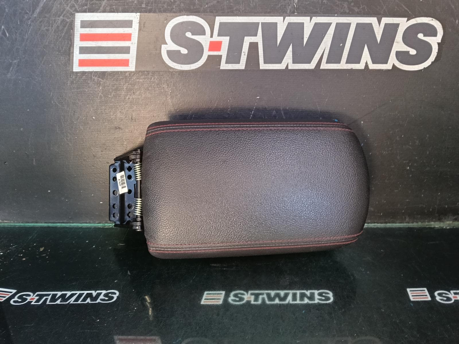 Used auto part listing image: 2022 HYUNDAI I30 CONSOLE PD, CONSOLE LID ONLY, HATCH, W/ RED STICHING, 03/17- 0000404571