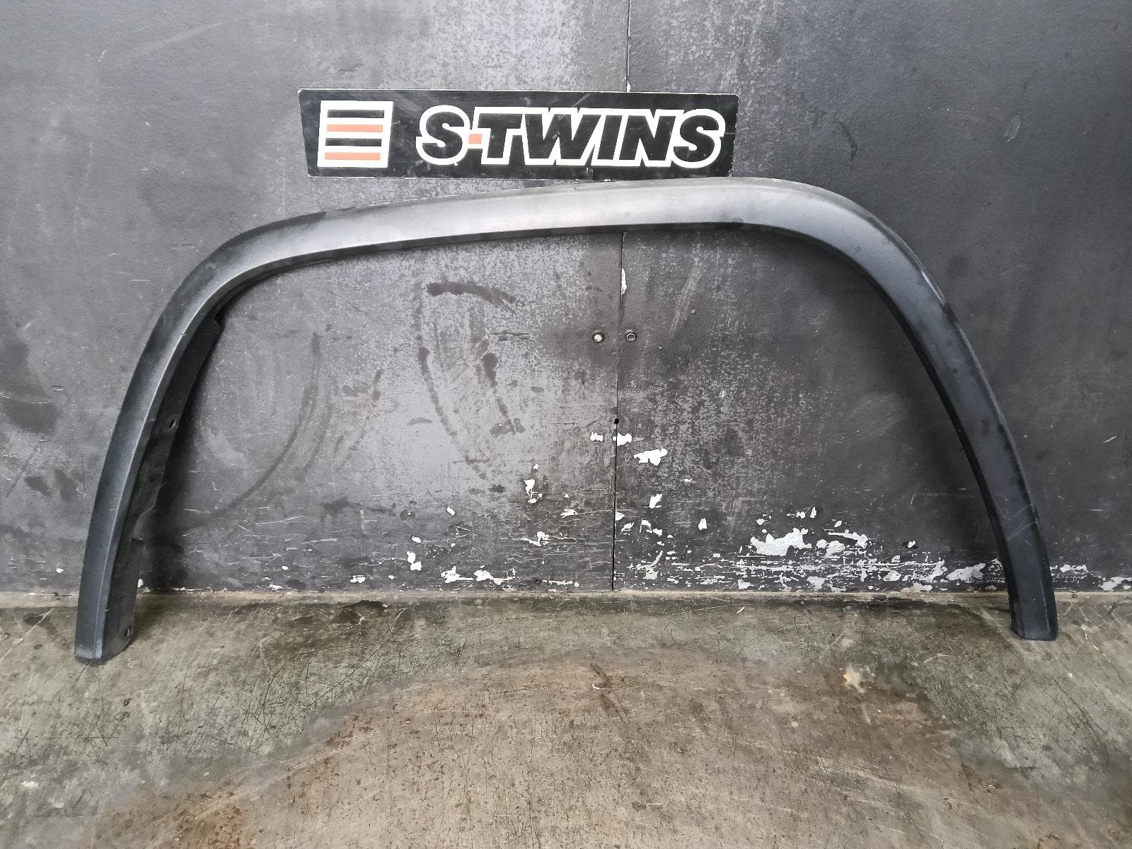 Used auto part listing image: 2015 JEEP GRANDCHEROKEE WHEEL ARCH FLARE WK, LH FRONT, NON PAINTED, 10/10-09/16 0000403597