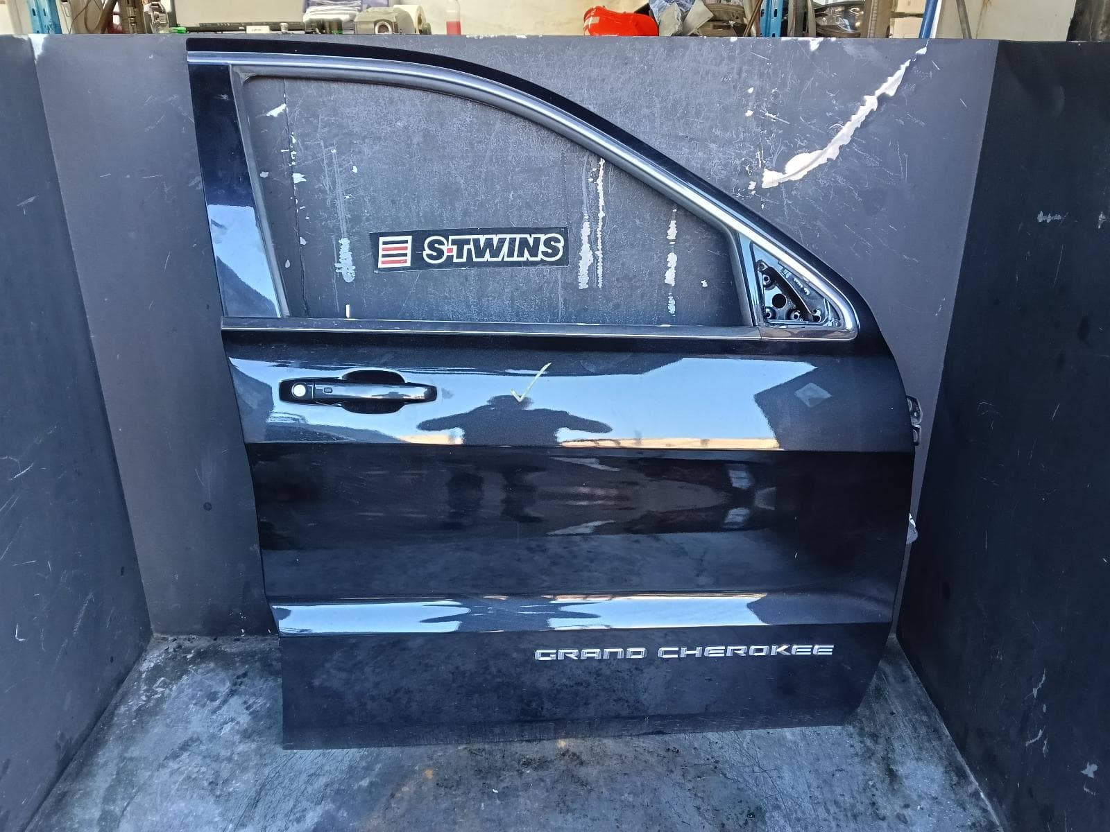 Used auto part listing image: 2015 JEEP GRANDCHEROKEE RIGHT FRONT DOOR WK, NON MOULD TYPE, 10/10-02/22 0000404261