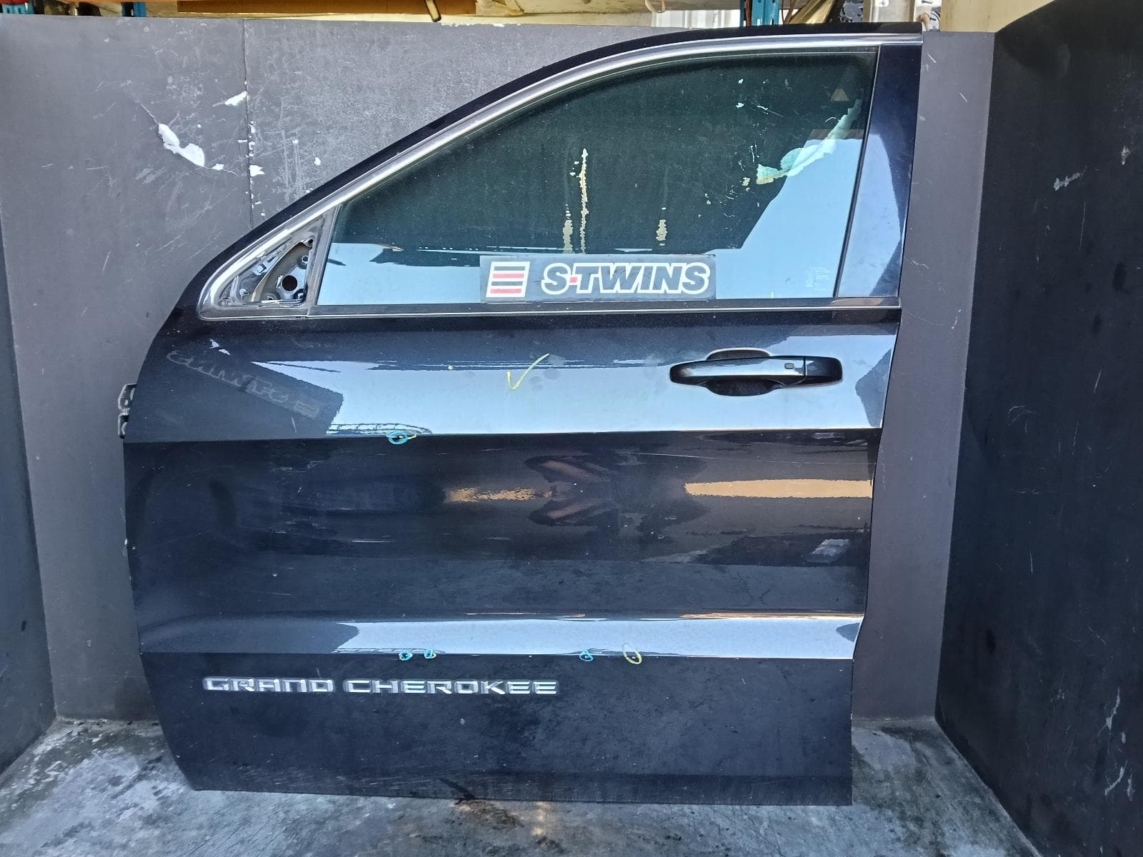 Used auto part listing image: 2015 JEEP GRANDCHEROKEE LEFT FRONT DOOR WK, NON MOULD TYPE, 10/10-02/22 0000404262