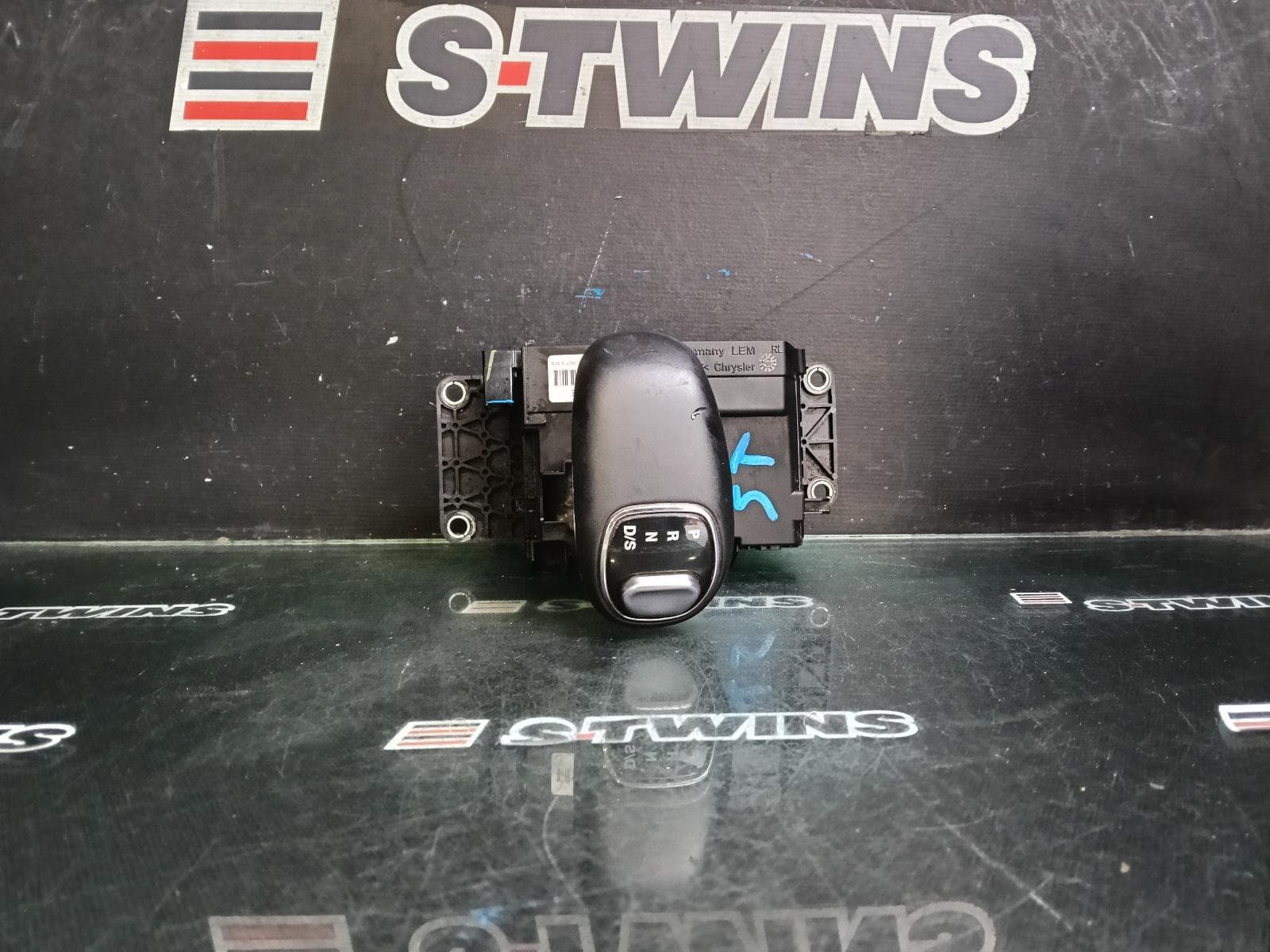 Used auto part listing image: 2015 JEEP GRANDCHEROKEE GEAR STICK SHIFTER AUTO T/M, 8 SPEED, WK, 04/13-06/16 0000404396