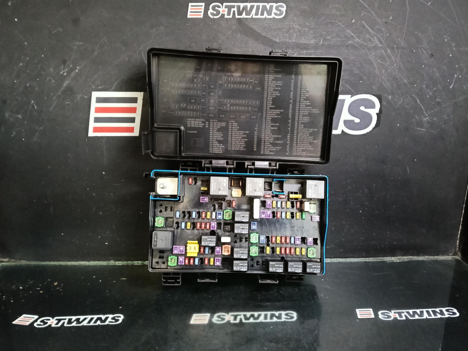 Used auto part listing image: 2015 JEEP GRANDCHEROKEE FUSE BOX ENGINE BAY, PETROL, 3.6, WK, 03/13-09/16 0000404395