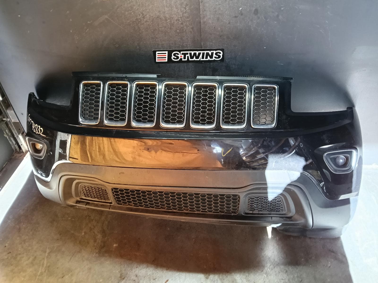 Used auto part listing image: 2015 JEEP GRANDCHEROKEE FRONT BUMPER WK, BUMPER BAR (2 PIECE), LAREDO, NON PARK SENSOR TYPE, 04/13-09/16 0000404107