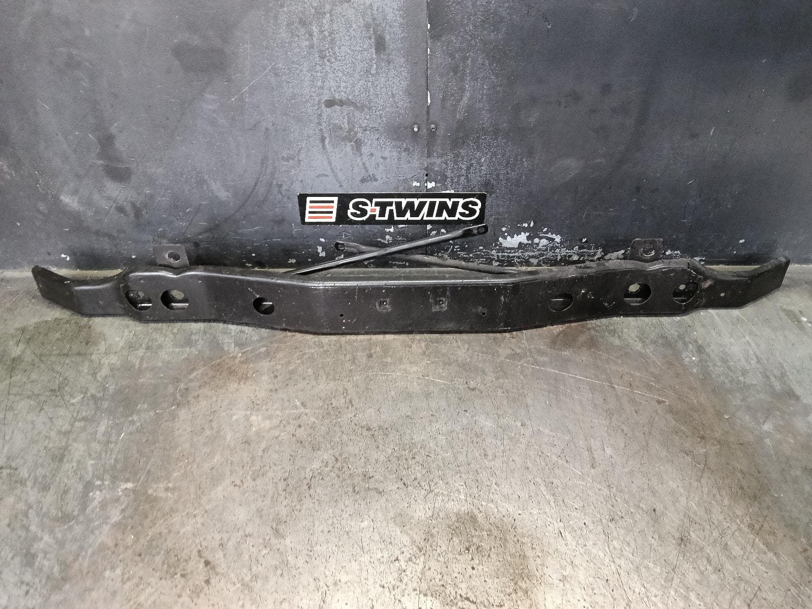Used auto part listing image: 2015 JEEP GRANDCHEROKEE F BAR REINFORC BRACK MAIN REINFORCEMENT, WK, LAREDO, 04/13-09/16 0000404411