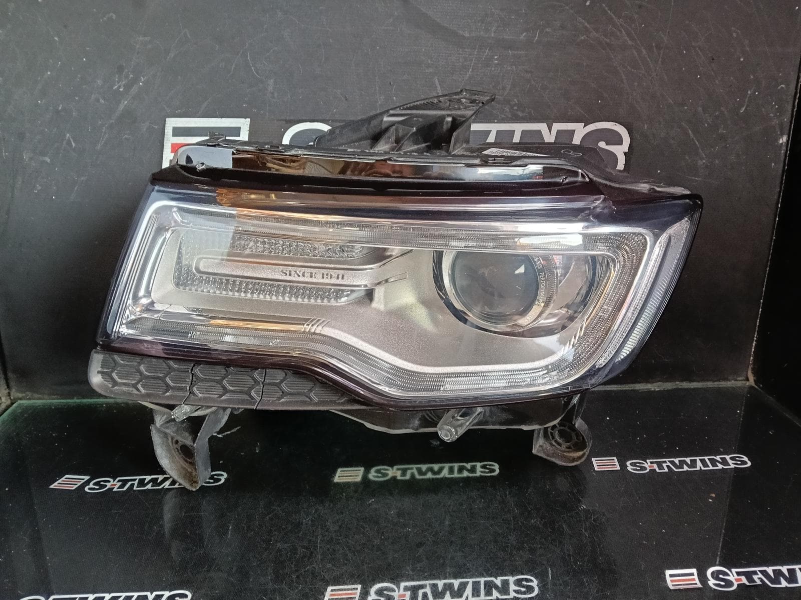 Used auto part listing image: 2015 JEEP GRANDCHEROKEE LEFT HEADLAMP WK, LAREDO/LIMITED/OVERLAND/SUMMIT, XENON, NON AFS TYPE (LM2), 04/13-09/16 0000404399