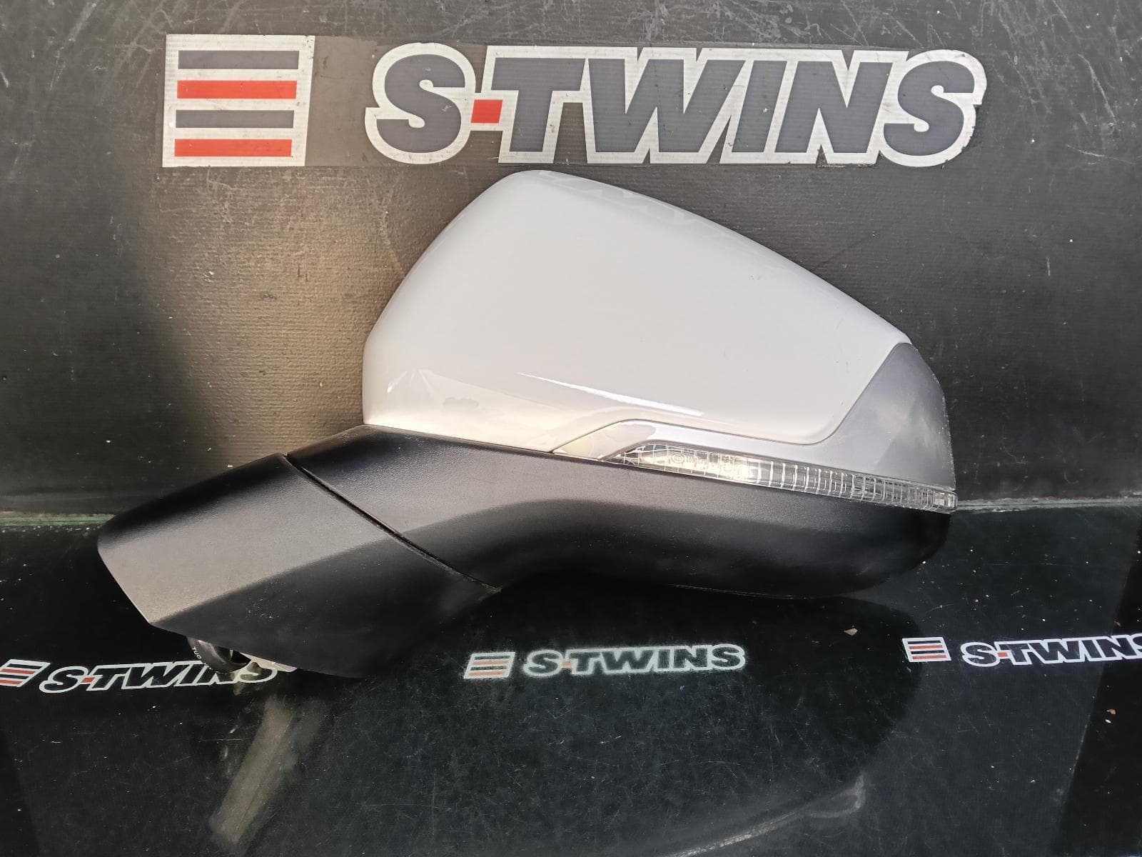 Used auto part listing image: 2021 LDV D90 LEFT DOOR MIRROR SV9A, W/ POWER FOLD, NON PUDDLE LAMP, NON CAMERA TYPE, 11/17-04/24 0000407583