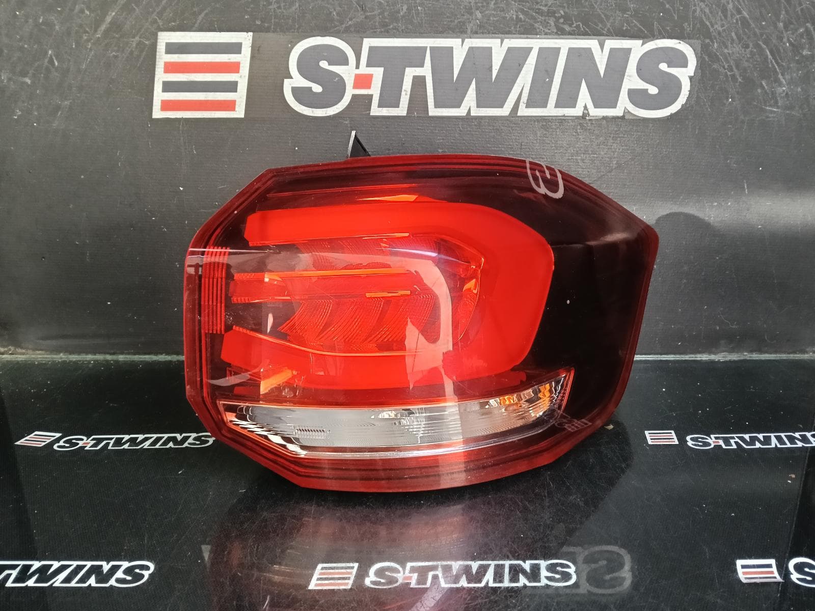 Used auto part listing image: 2021 LDV D90 RIGHT TAILLIGHT SV9A, IN BODY, W/ HALOGEN TYPE, 11/17-04/24 0000407579
