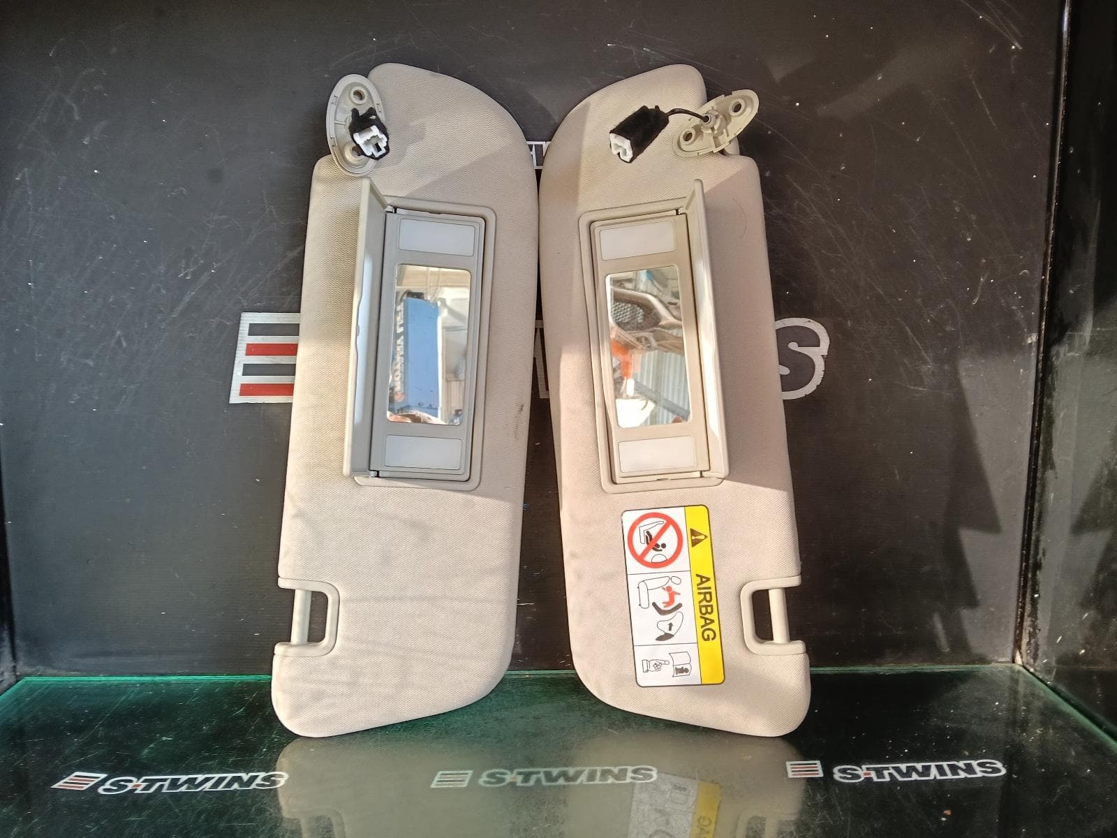 Used auto part listing image: 2021 LDV D90 SUNVISOR SV9A, PAIR, 11/17- 0000407576