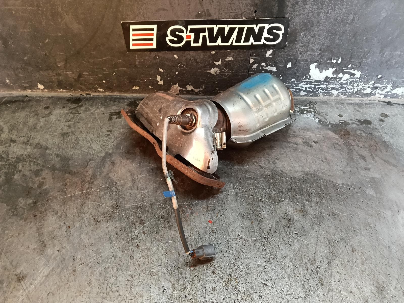 Used auto part listing image: 2014 TOYOTA AURION CATALYTIC CONVERTER MANIFOLD-CAT TYPE, 3.5, PETROL, REAR, GSV50R, 02/12-08/17 0000406151
