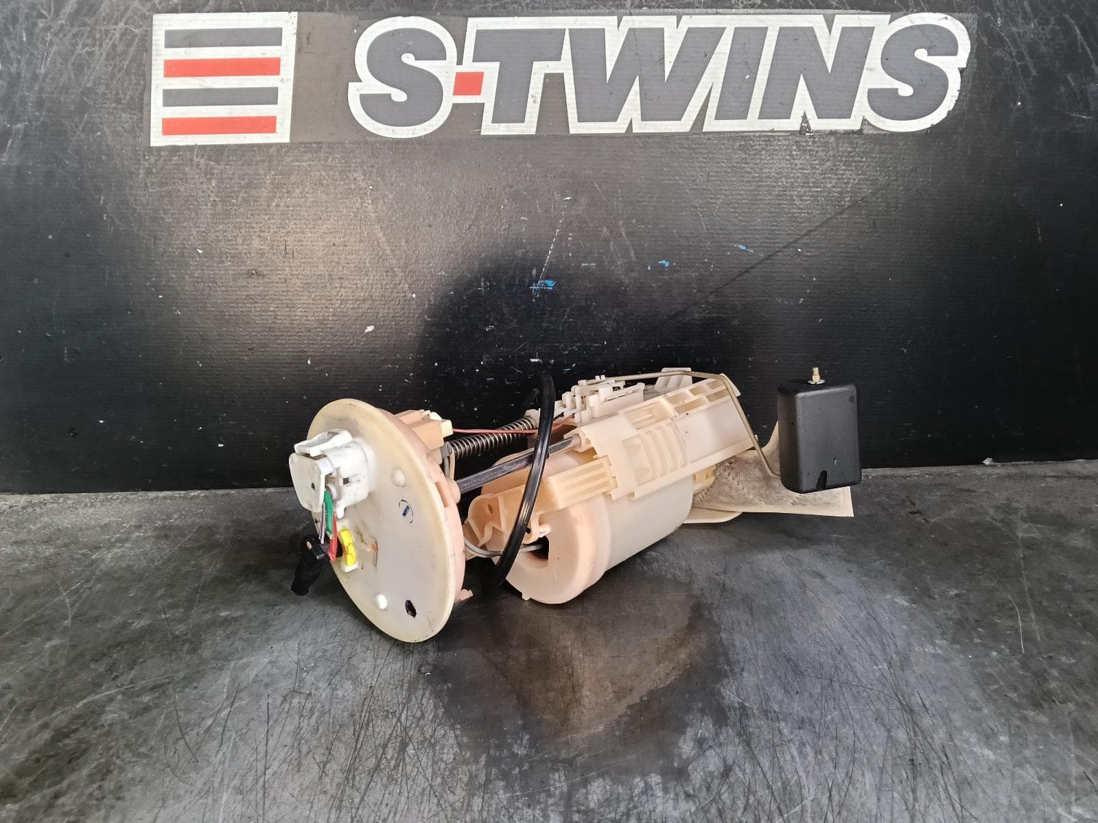 Used auto part listing image: 2014 TOYOTA AURION FUEL PUMP GSV50R 04/12-08/17 0000406161