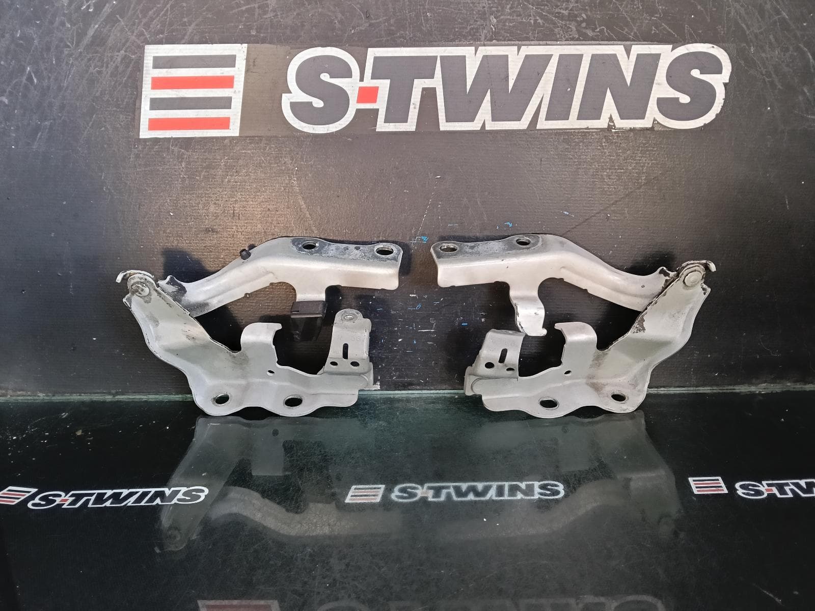 Used auto part listing image: 2014 TOYOTA AURION BONNET HINGE STRUT HINGES (PAIR), GSV50R, 02/12-08/17 0000406166