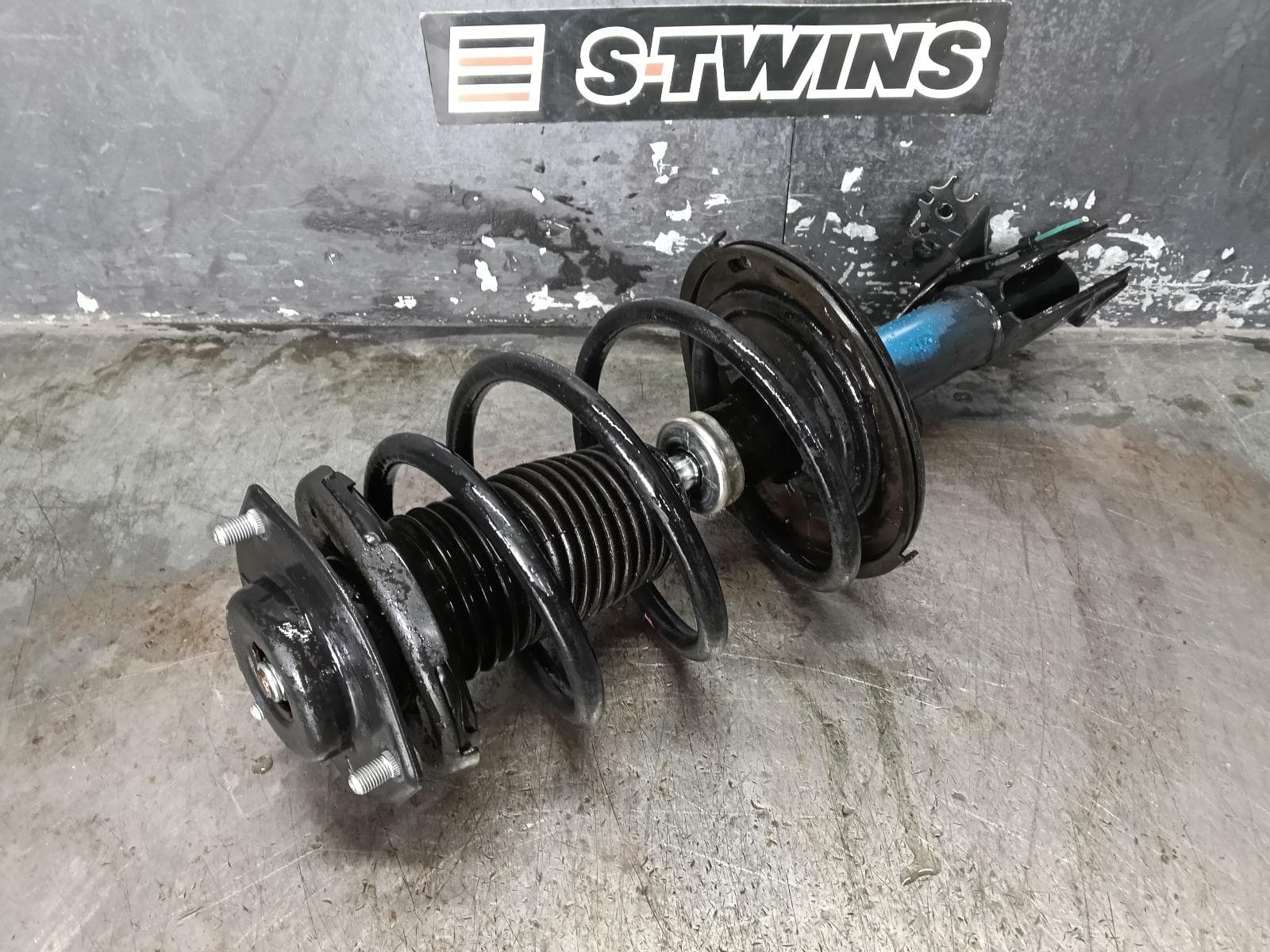 Used auto part listing image: 2014 TOYOTA AURION RIGHT FRONT STRUT GSV50R, STANDARD TYPE, 02/12-04/15 0000406180