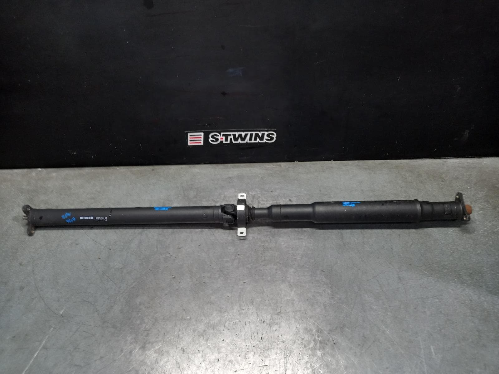 Used auto part listing image: 2017 BMW 5 SERIES REAR PROP SHAFT G30/G31, 2.0, PETROL, AUTO T/M, 530I, 1627MM, 03/17-05/23 0000408343
