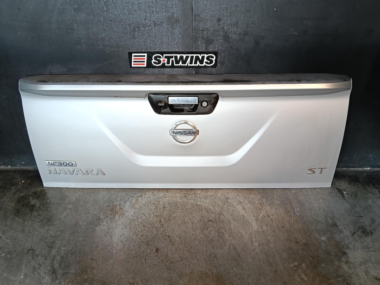 Used auto part listing image: 2016 NISSAN NAVARA BOOTLID TAILGATE NP300, TAILGATE, W/ CAMERA TYPE, 04/15-11/20 0000404034