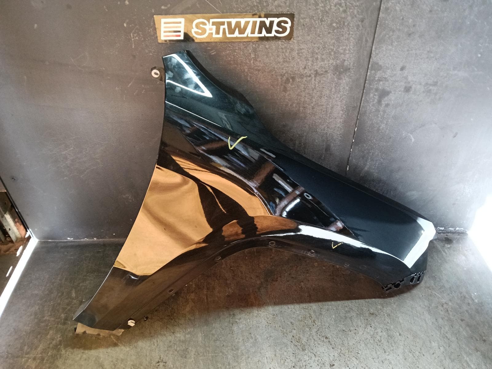 Used auto part listing image: 2015 JEEP GRANDCHEROKEE RIGHT GUARD WK, PAINTED FLARE, 04/13-02/22 0000404098