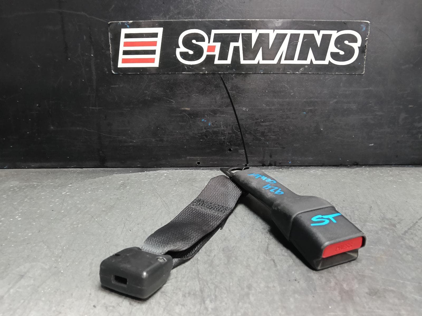 Used auto part listing image: 2017 MITSUBISHI OUTLANDER SEAT BELT STALK CENTRE REAR 2ND ROW, SEAT BELT ONLY, ZJ-ZL, 7 SEATER, 10/12-07/21 0000406749
