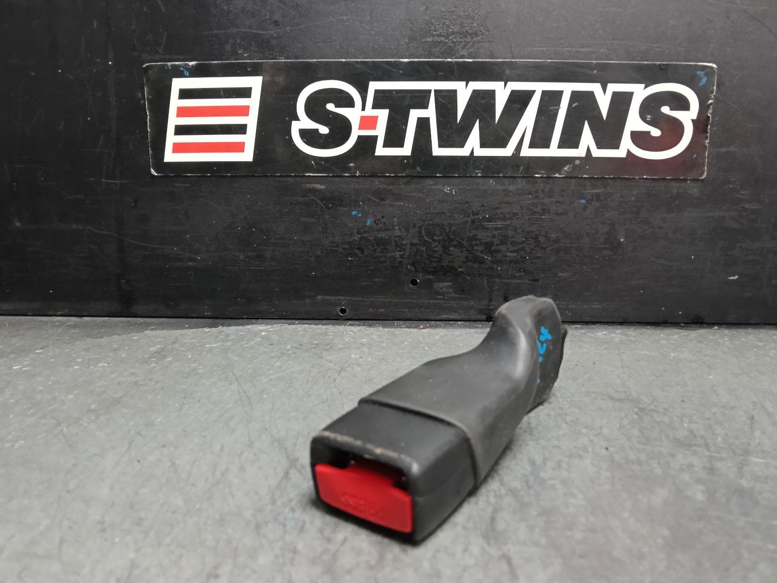 Used auto part listing image: 2017 MITSUBISHI OUTLANDER SEAT BELT STALK LH REAR 3RD ROW, SEAT BELT STALK ONLY, ZJ-ZL, 7 SEATER, 10/12-07/21 0000406750