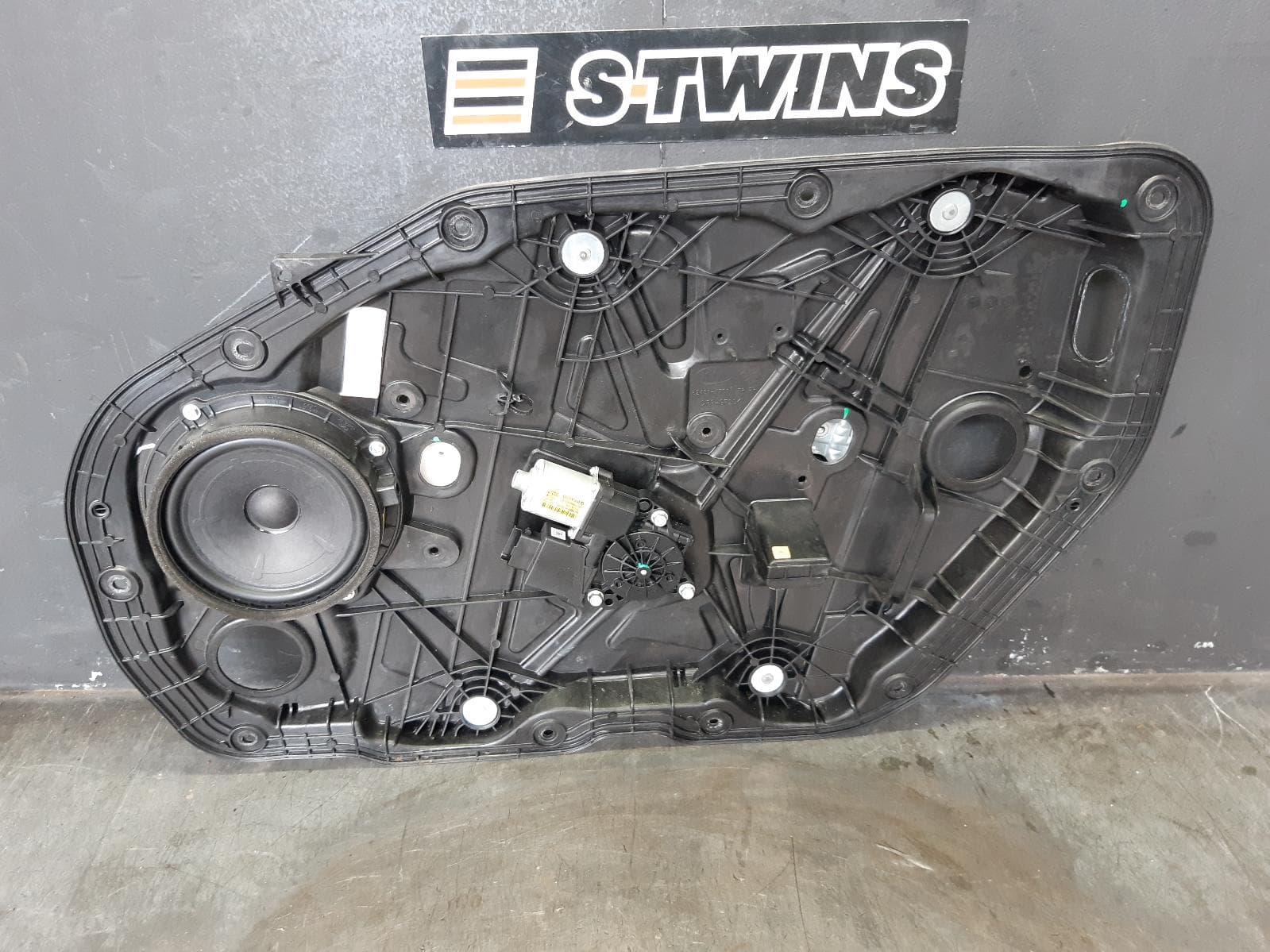 Used auto part listing image: 2017 KIA CERATO RIGHT FRONT WINDOW REG MOTOR YD, DOOR REG ASSY (REG AND MOTOR), SEDAN/HATCH, 04/13-05/18 0000367341