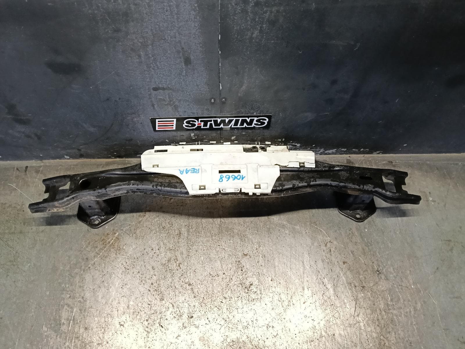 Used auto part listing image: 2015 BMW 4 SERIES R BAR BRACKET REINFO MAIN REINFORCEMENT, F32/F33/F36, 09/13-12/20 0000404324