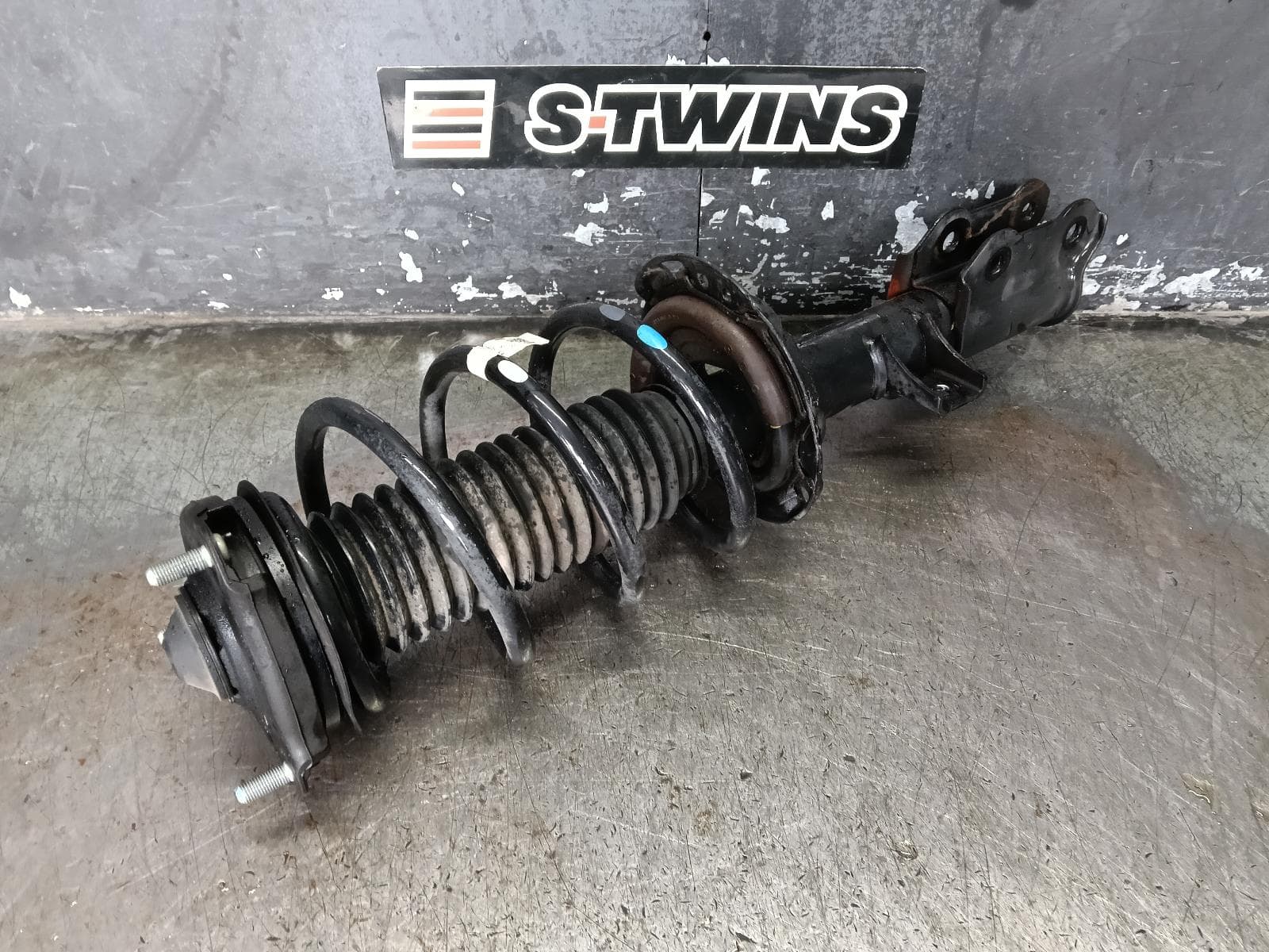 Used auto part listing image: 2018 KIA SPORTAGE LEFT FRONT STRUT QL, 2.0/2.4, PETROL, 10/15-08/21 0000406893