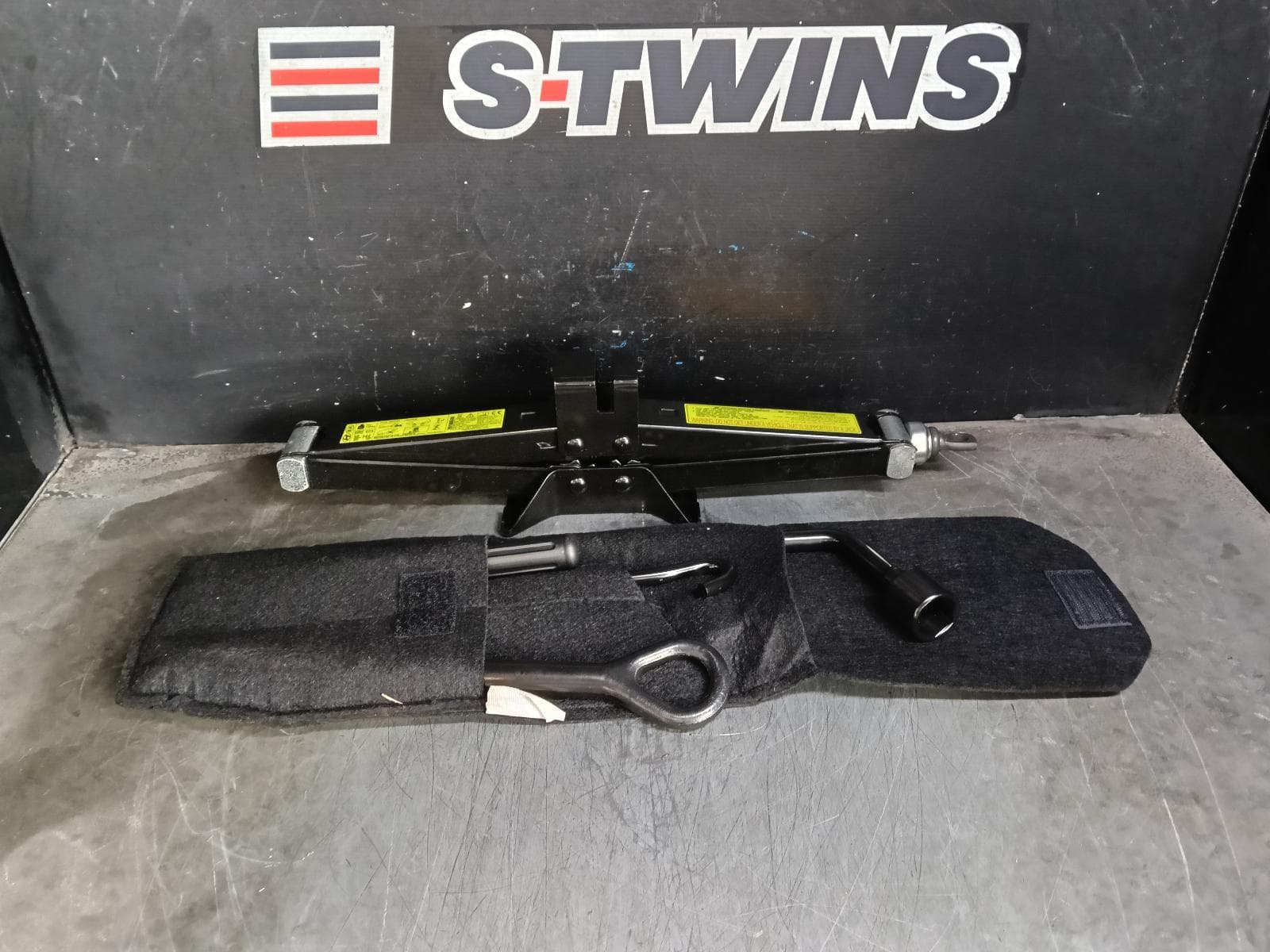 Used auto part listing image: 2018 KIA SPORTAGE JACK TOOL KIT QL, 10/15-08/21 0000406903