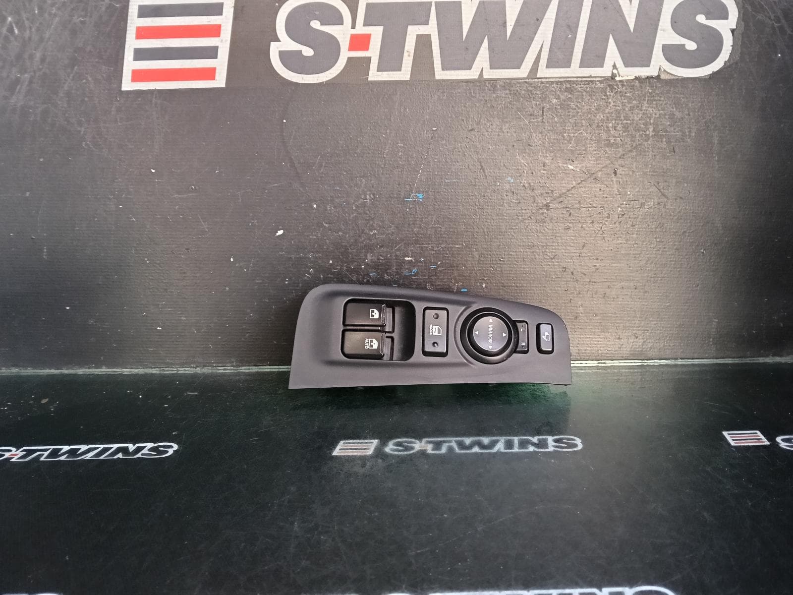 Used auto part listing image: 2020 HYUNDAI ILOAD/IMAX PWR DR WIND SWITCH RH FRONT (MASTER SWITCH), TQ, W/ MIRROR SWITCH & FOLDING MIRROR TYPE, 11/07-03/21 0000405407