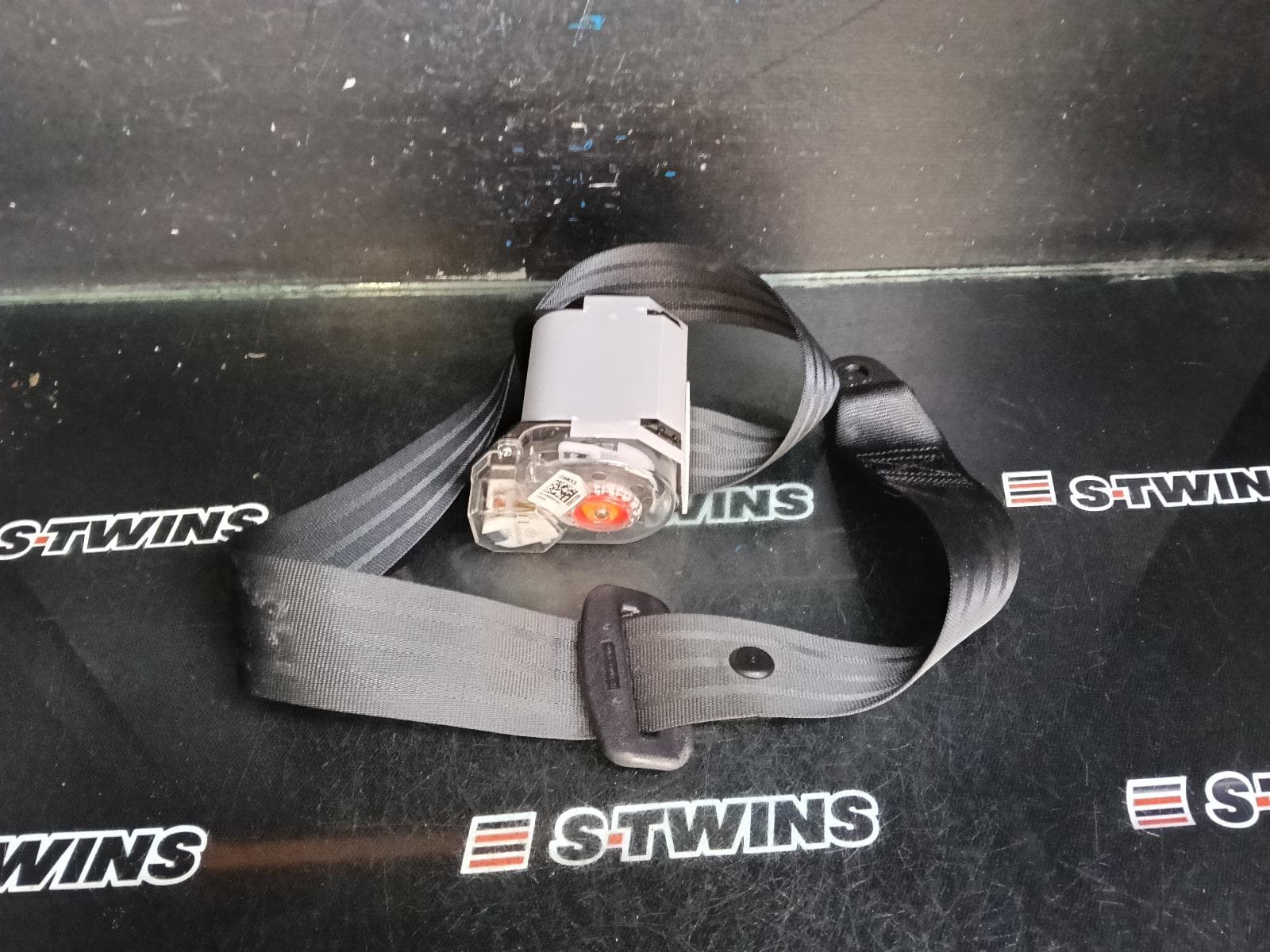 Used auto part listing image: 2020 HYUNDAI ILOAD/IMAX SEAT BELT STALK CENTRE REAR (2ND ROW), SEAT BELT ONLY, TQ, 11/07-ILOAD/IMAX, TQ, 11/07-03/21 0000405418