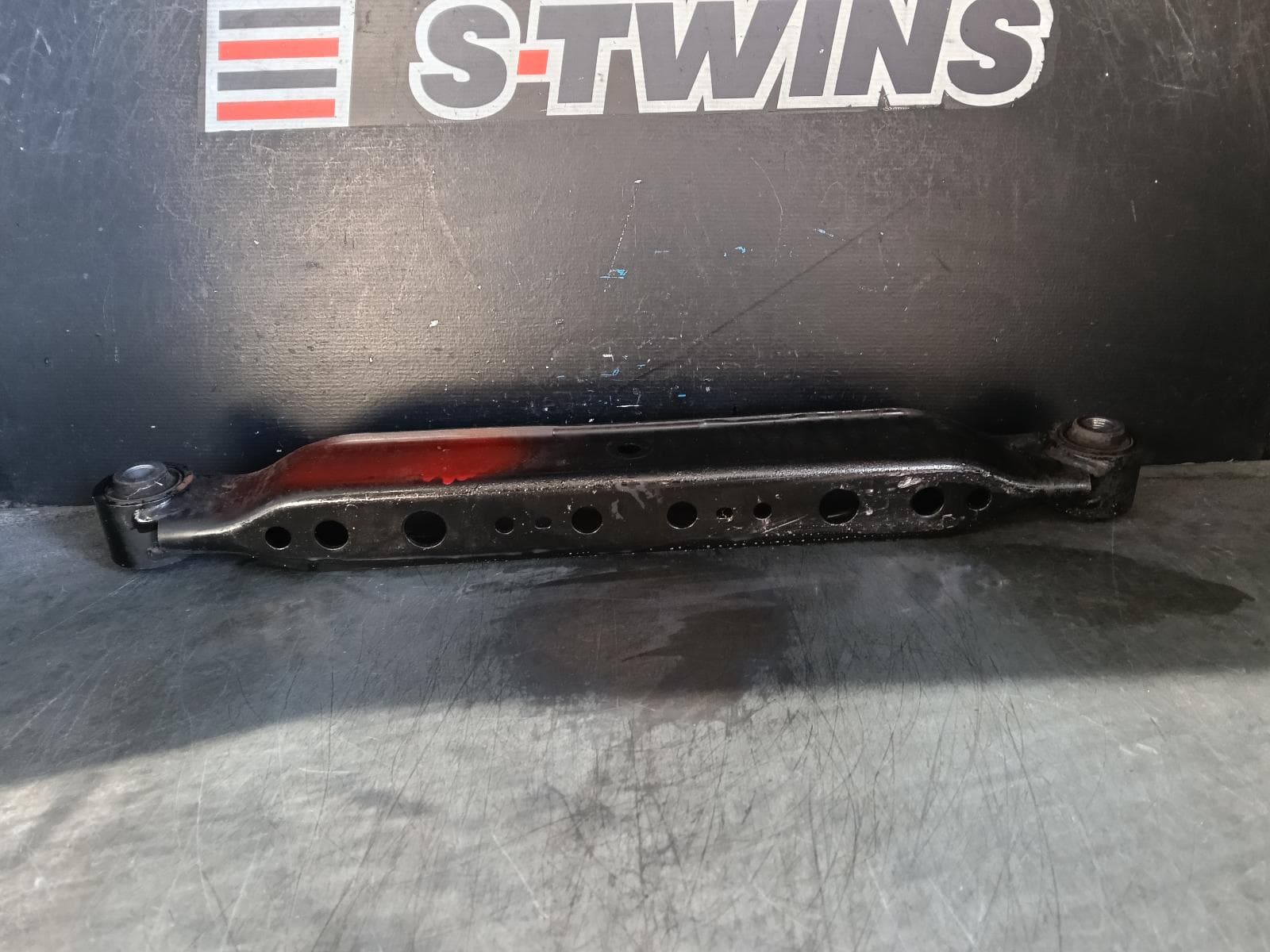 Used auto part listing image: 2013 NISSAN XTRAIL LEFT REAR TRAILING ARM LOWER CONTROL ARM, T31, 09/07-12/13 0000405358