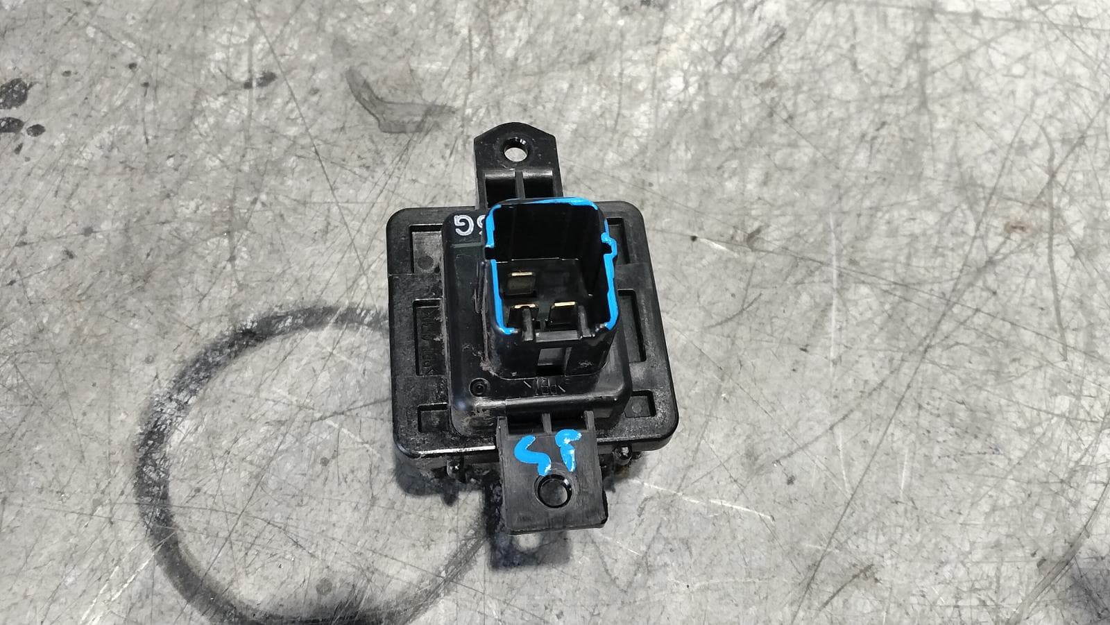 Used auto part listing image: 2015 MITSUBISHI TRITON FAN SPEED RESISTOR MQ/MR, CLIMATE CONTROL TYPE (3 PIN), 03/15-10/23 0000403343