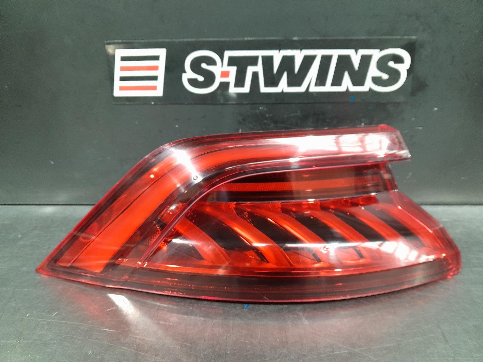 Used auto part listing image: 2022 AUDI Q8 LEFT TAILLIGHT IN BODY, LED, W/ DYNAMIC INDICATOR TYPE, 4M F1, 11/18- 0000301357