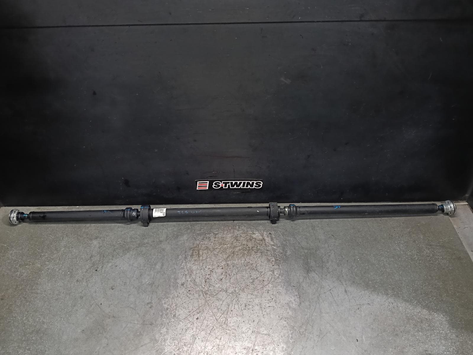 Used auto part listing image: 2016 FORD FALCON REAR PROP SHAFT FGX, SEDAN, 4.0, NON TURBO, PETROL, AUTO T/M, 6 SPEED, 10/14-12/16 0000404209