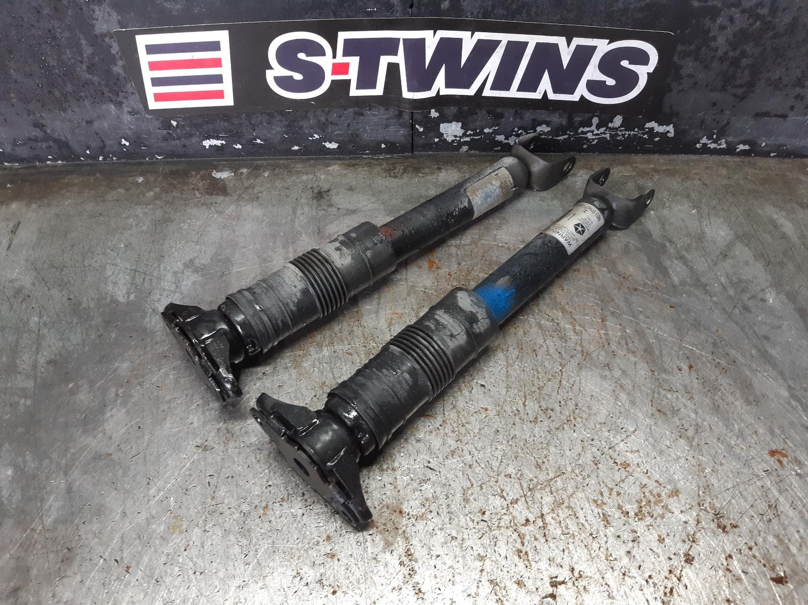 Used auto part listing image: 2017 JEEP GRANDCHEROKEE SHOCK ABSORBER WK, REAR (PAIR), NON ADJUSTABLE HEIGHT AIR SUSPENSION TYPE, 10/10-02/22 0000284398