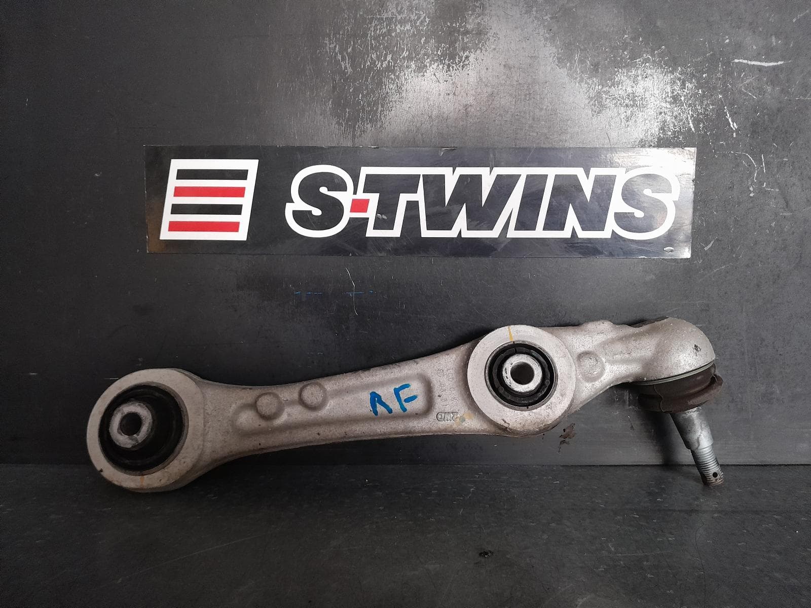 Used auto part listing image: 2016 HYUNDAI GENESIS RIGHT FRONT LOWER CONTROL ARM FRONT, DH, 11/14-01/18 0000339944