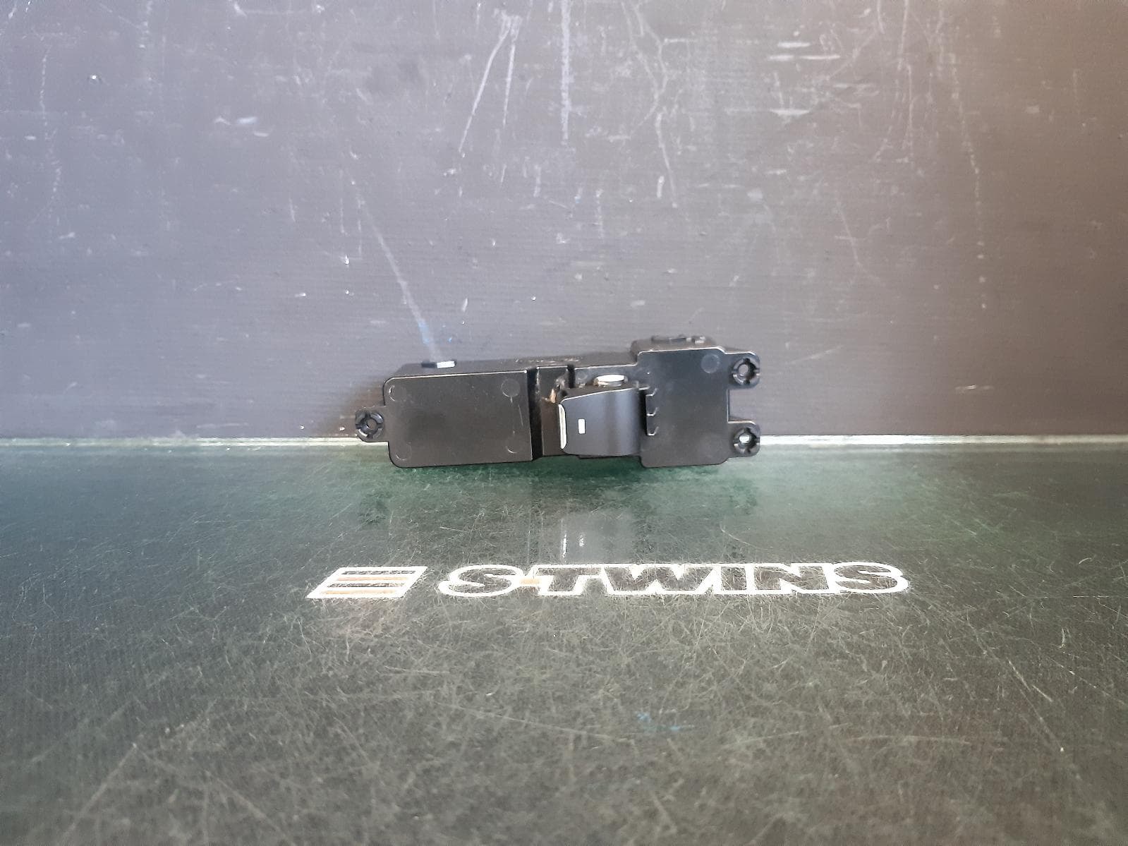 Used auto part listing image: 2016 HYUNDAI TUCSON PWR DR WIND SWITCH RH REAR, TL, 06/15-01/21 0000327914